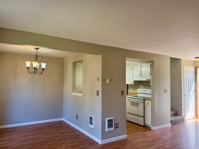 Building Photo - Downtown Poulsbo townhome, 3 bedrooms, fen...
