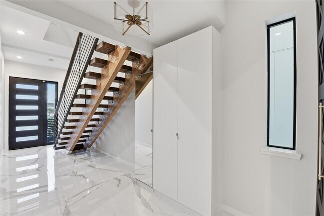 Foto del edificio - 529 Memorial Heights Dr