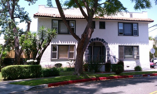 Building Photo - 1243 Poinsettia Dr