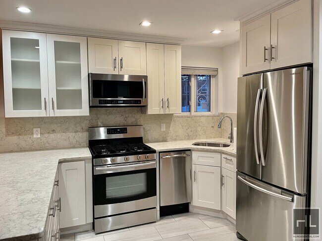 Foto del edificio - Stunning two bedroom with private yard