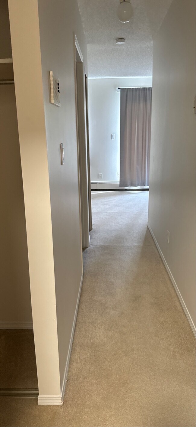 Photo du bâtiment - 4917-4961 61 Ave