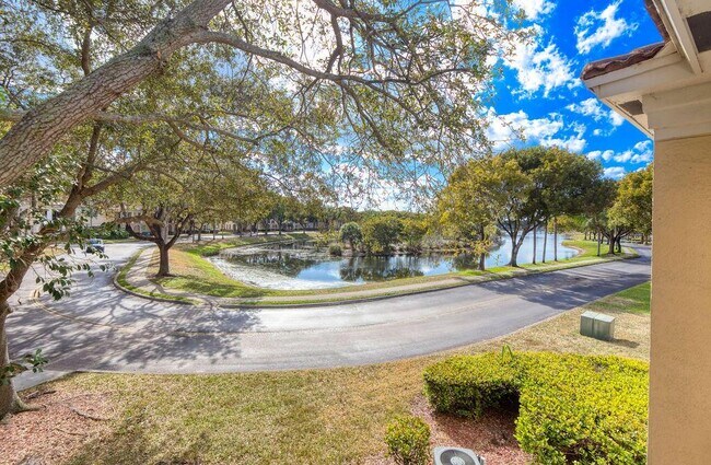 Foto del edificio - 2400 Centergate Dr