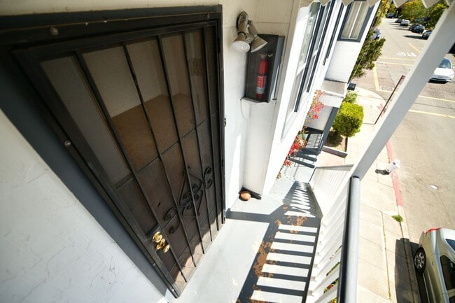 Photo - 1p705 - 2721 CA Street Apartment