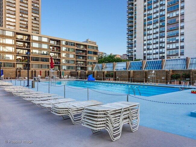 Foto del edificio - 1360 N Sandburg Terrace