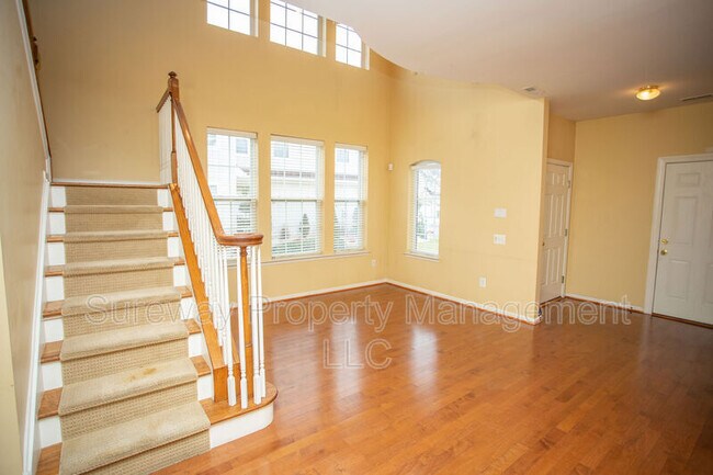 Building Photo - 42 Tudor Ct