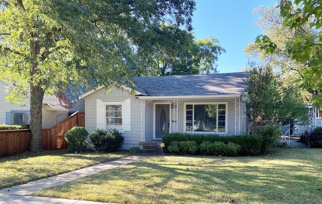 Building Photo - 3 BED/2BATH BUNGALOW IN ARLINGTON HEIGHTS!
