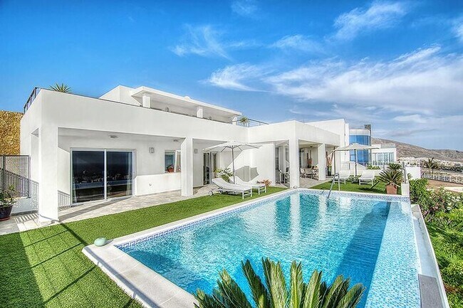 Foto del edificio - Modern Mansion