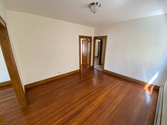 Building Photo - 1353 Alina St