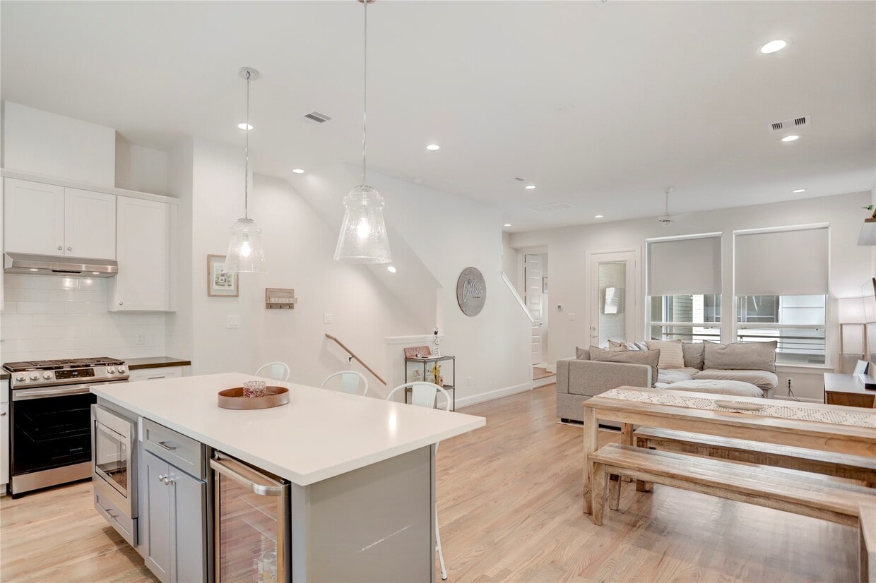 Photo - 2781 Clinton Dr (Houston, TX)