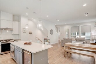 Building Photo - 2781 Clinton Dr