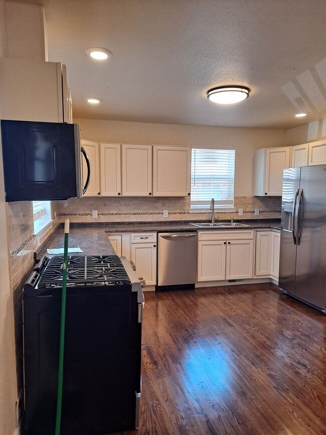 Building Photo - ALL PROSPECTIVE TENANTS MUST SUBMIT A $58 ...