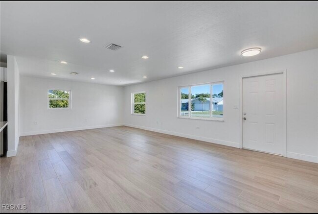 Foto del edificio - 7171 Drake Dr