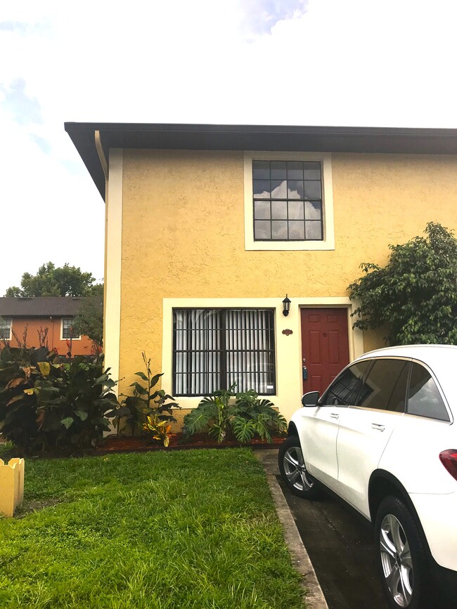 Foto del edificio - 7404 Woodburn Ct