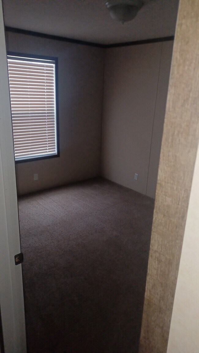 Building Photo - 2 bedroom/1 bathroom mobile home