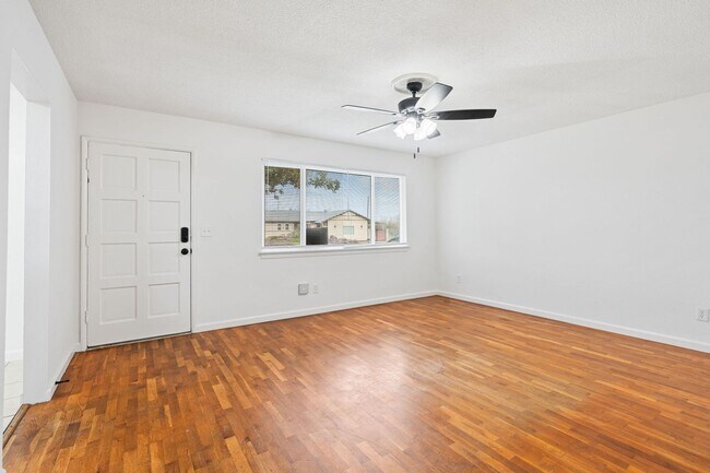 Building Photo - Beautiful updated 4 bedroom 1.5 bathroom h...