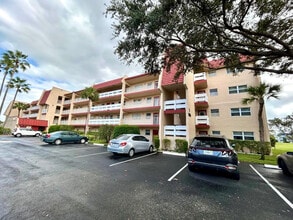 Building Photo - 1050 Country Club Dr
