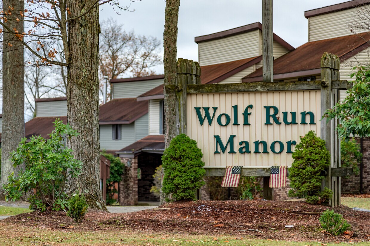 Letrero de entrada a Wolf Run Manor - Wolf Run