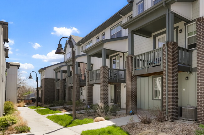Building Photo - Spacious 3 Bed, 2.5 Bath Townhome in Prime...