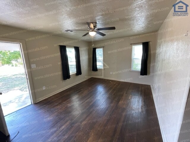 Building Photo - Modern Cozy Apartment To Start Anew