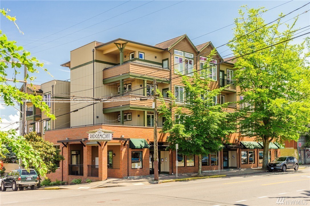 Boutique 20 unit condo on top of Phinney. - 7720 Greenwood Ave N