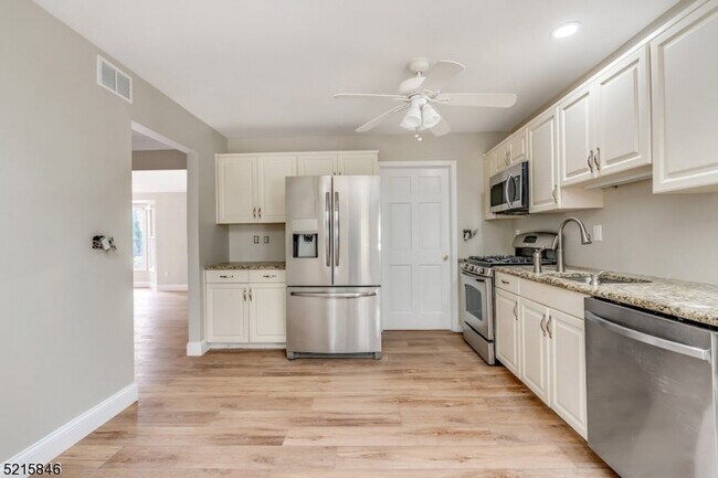 Foto del edificio - 10 Shadowbrook Ln