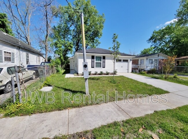 Photo - 2107 Baldwin St House