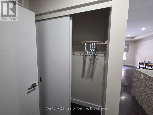 Photo du bâtiment - 5035 Harvard Rd