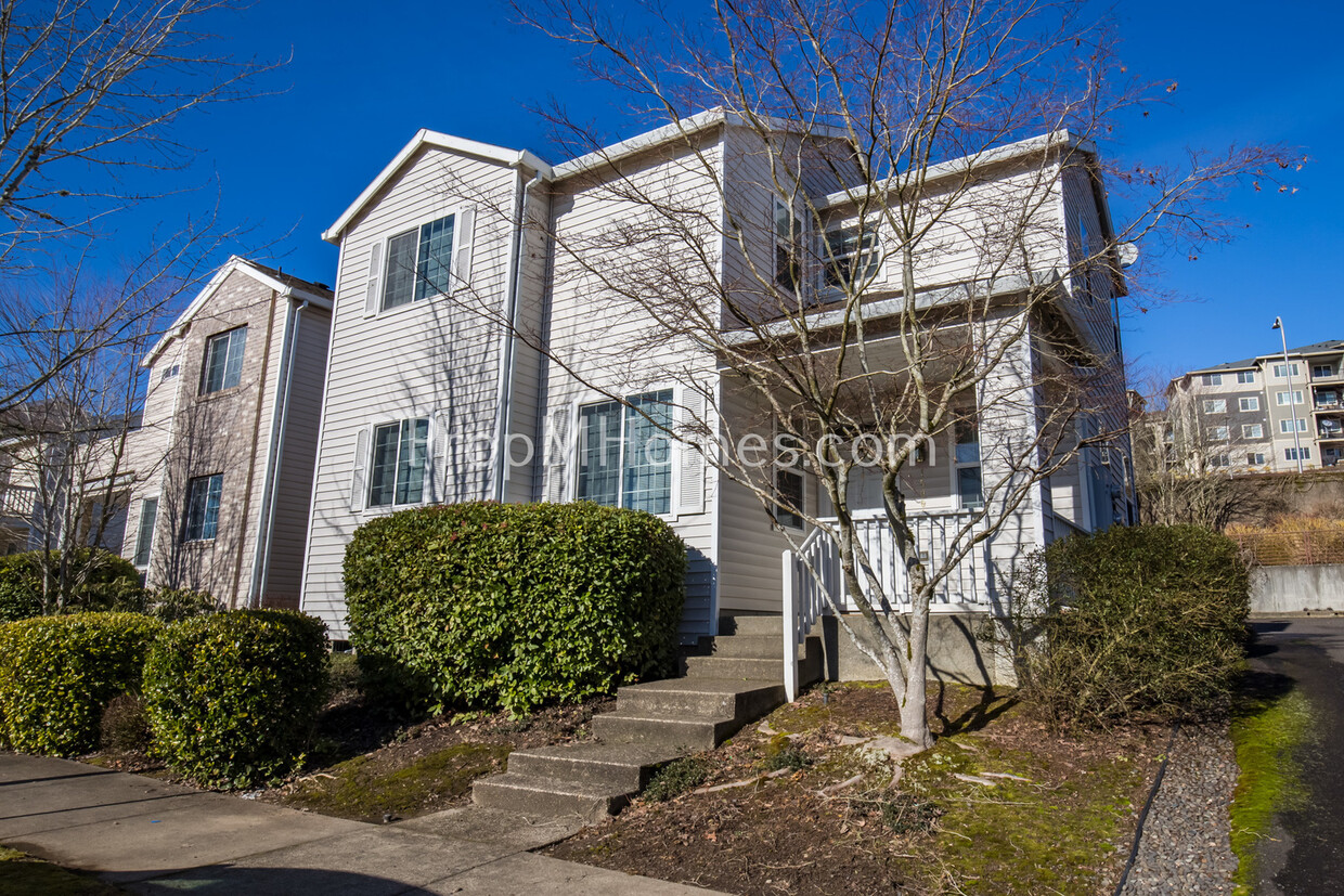 Foto principal - Cozy Three Bedroom Happy Valley Townhome!