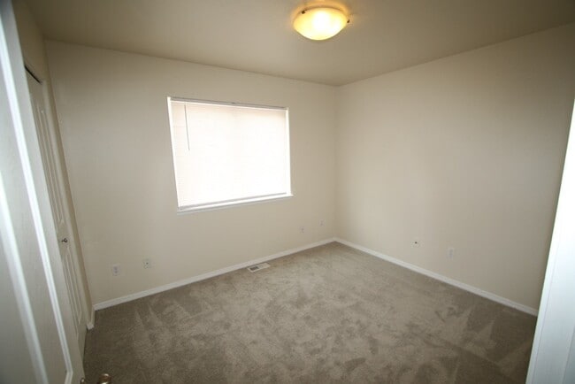 Building Photo - 3 Bedroom Eagle River Townhouse!