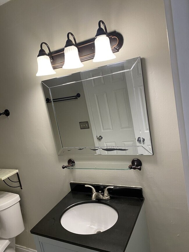 Building Photo - 3 bedroom / 2.5 bath Townhome – Spacious T...