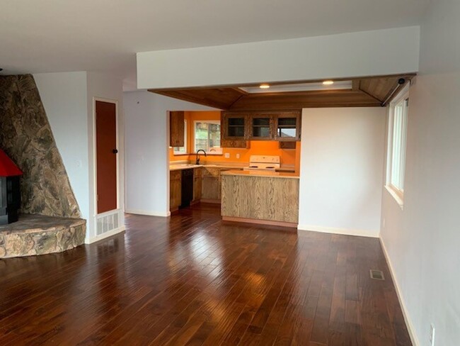 Building Photo - Charming Petaluma 1 Bedroom 1 Bath ~ PG&E ...