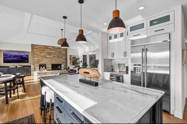 Building Photo - Large home in gated community
