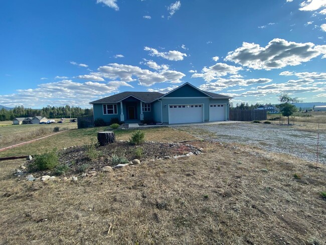 Building Photo - Beautiful, 5 bedrooms, 3 bath daylight ran...