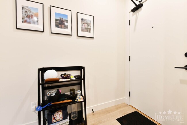 Building Photo - Spacious 2 Bed x 1 Bath South Surrey Condo!