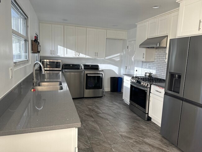 Cocina y lavadero - 10215 S Gramercy Pl