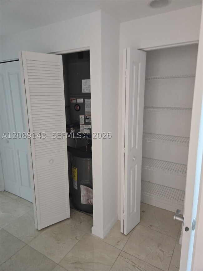 Foto del edificio - 7900 Harbor Island Dr