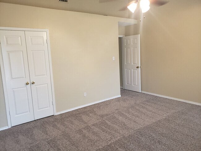 Building Photo - 2212 Carriage Hill