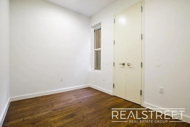 Building Photo - 3 BED 1.5 Bath in Bed Stuy