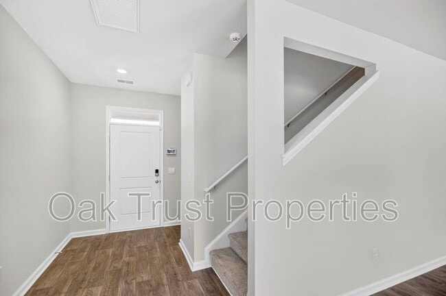 Building Photo - 147 Cloverleaf St