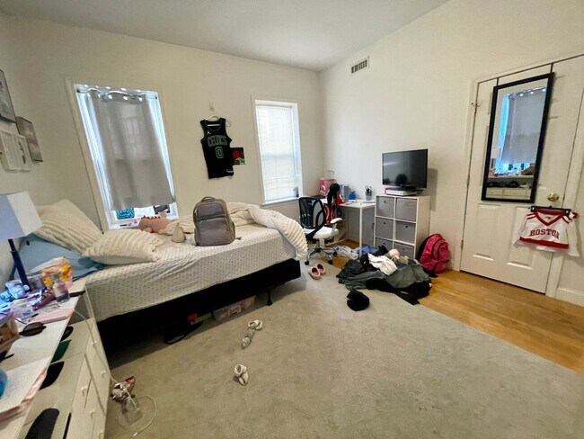 Building Photo - 4bed / 2bath in Brookline Near Boston University - Available September 2026