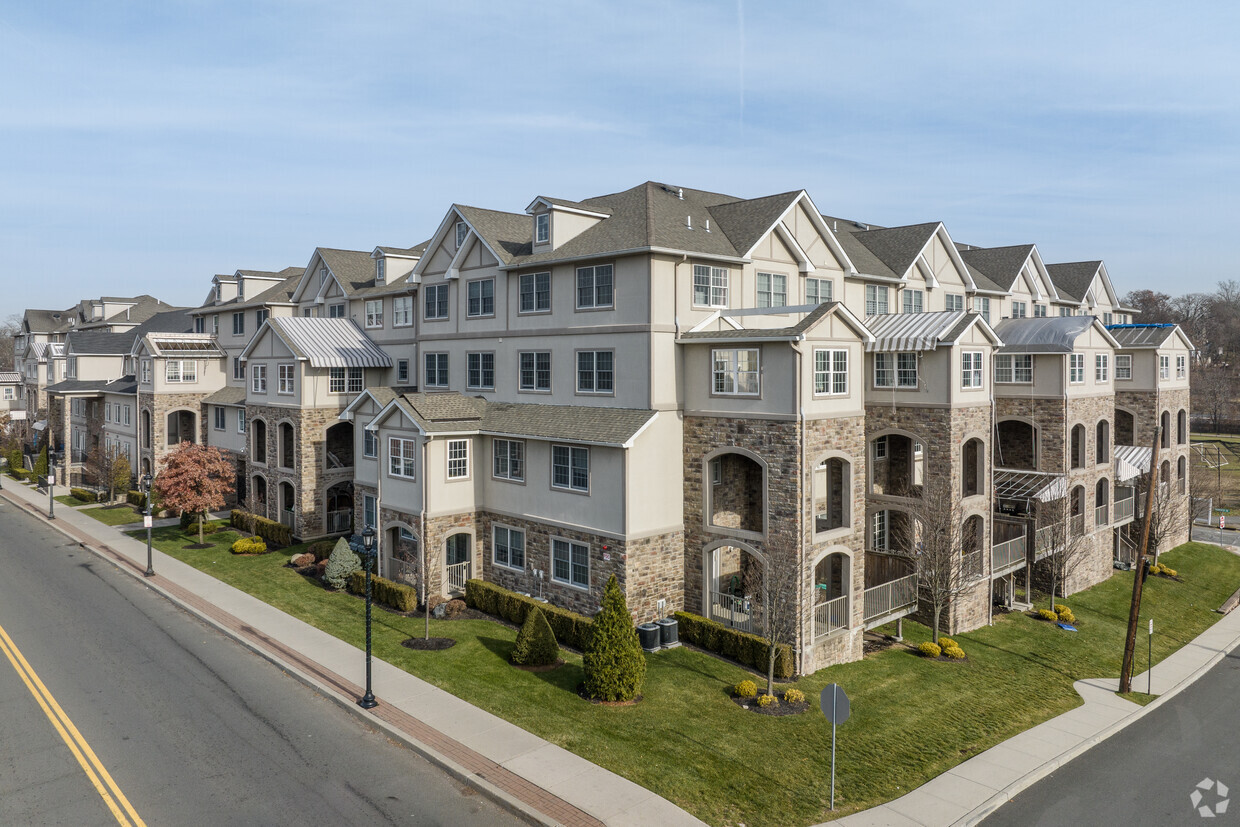 Primary Photo - Parkview Drive Condominiums