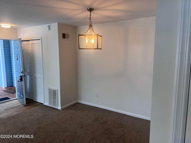 Foto del edificio - 102 Cypress Ct