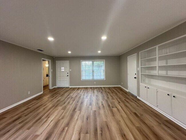 Foto del edificio - Tour Today! Stunning Remodel in South Tyle...