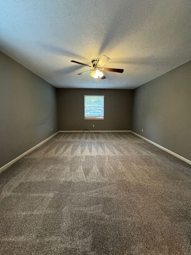 Foto del edificio - Spacious 3 bedroom 3 bath beautiful home w...