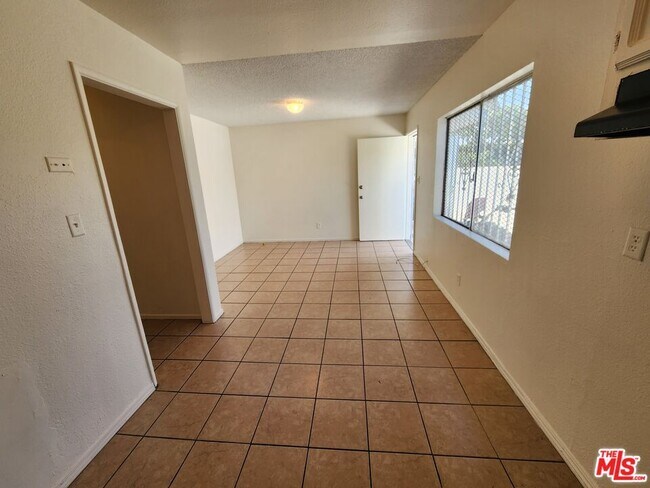 Foto del edificio - 807 E Vernon Ave