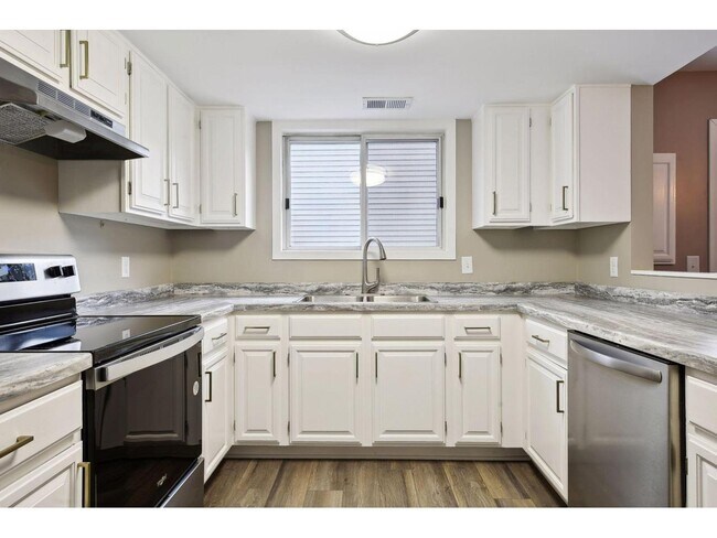 Foto del edificio - 9351 Polaris Ln N