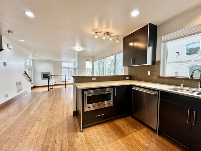 Foto del edificio - Modern 3-Bedroom Townhome with Stunning Ro...