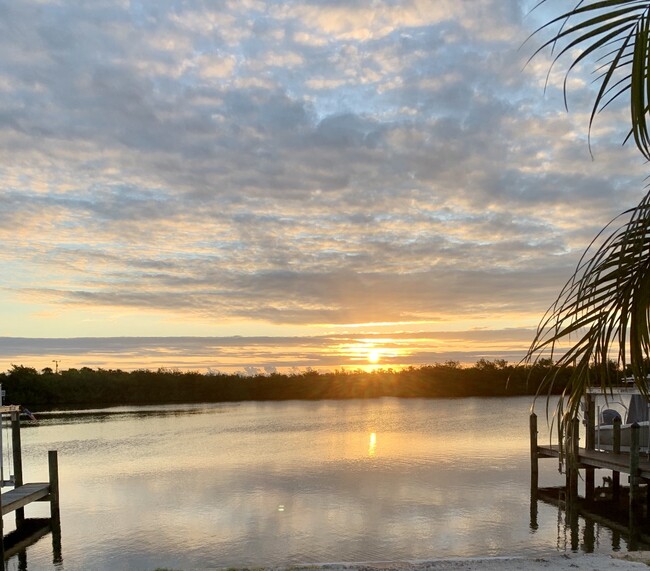 ¡Vistas al amanecer sin obstáculos! - 2590 Sykes Creek Dr