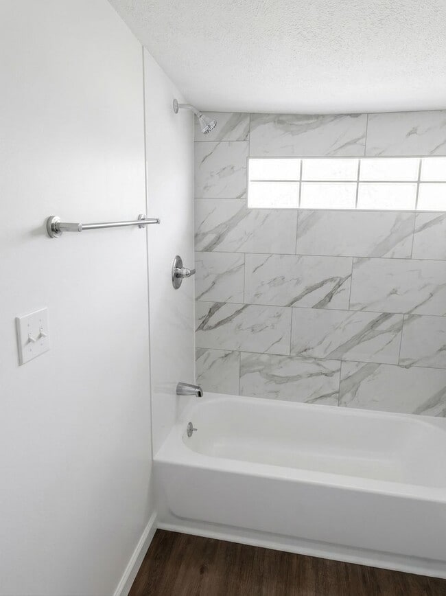 Building Photo - Three Bedroom One Bathroom Ready For ASAP Move In