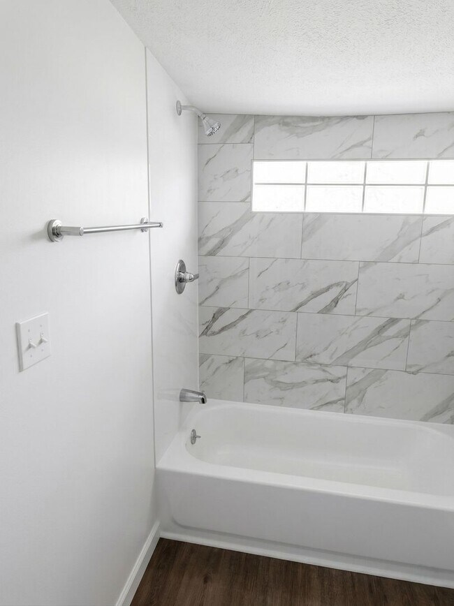 Foto del edificio - Three Bedroom One Bathroom Ready For ASAP Move In